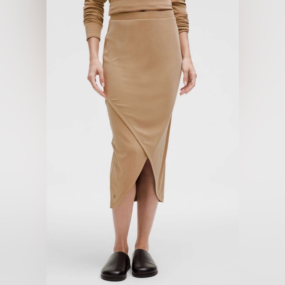 Lululemon NWT Drapey Softstreme Column Midi Skirt Filbert Tan Size XS